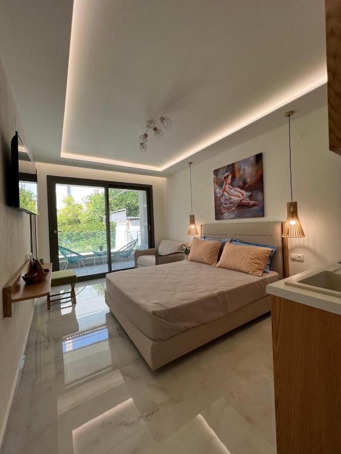 Wide Blue Luxury Boutique Suites Neos Marmaras Exterior photo